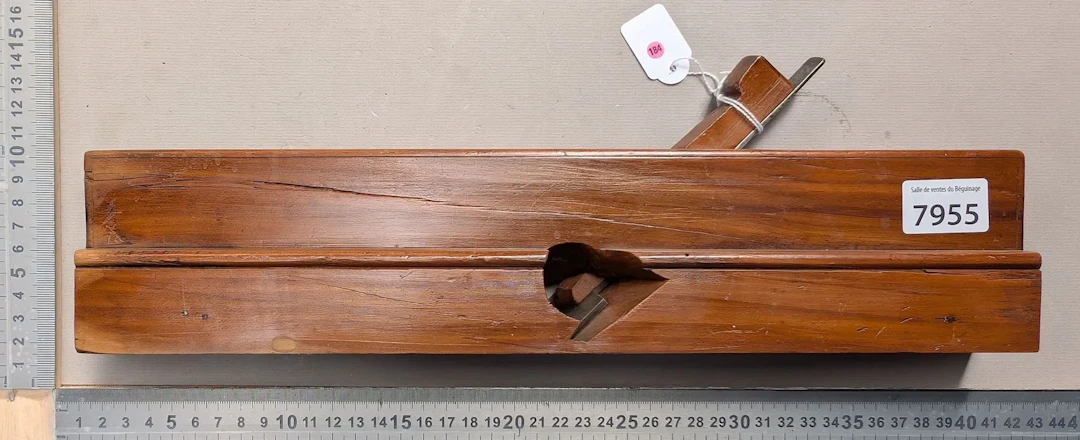 1 antique plane—see photos for dimensions and condition