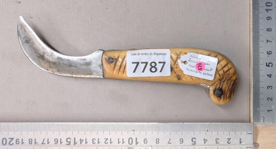 1 antique non-folding horn knife—see photos for dimensions and condition