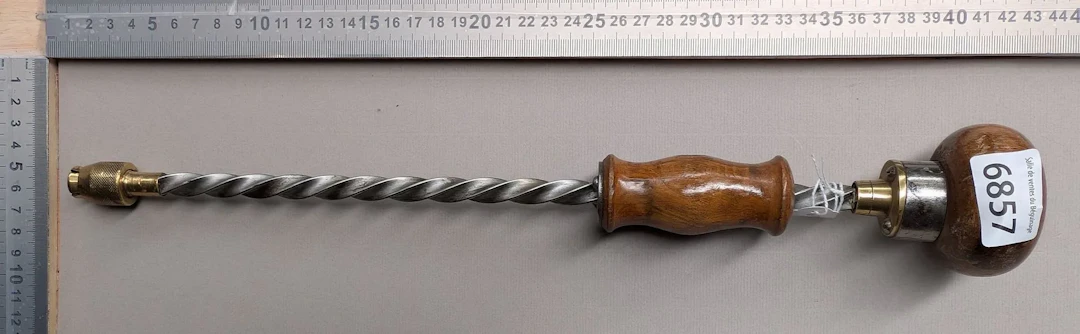 1 vintage spiral ratchet screwdriver—see photos for dimensions and condition