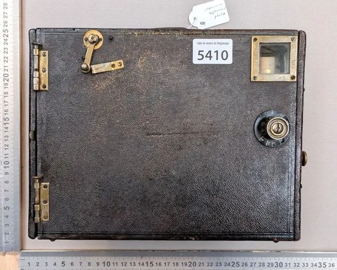 Vintage camera—see photos for dimensions and condition