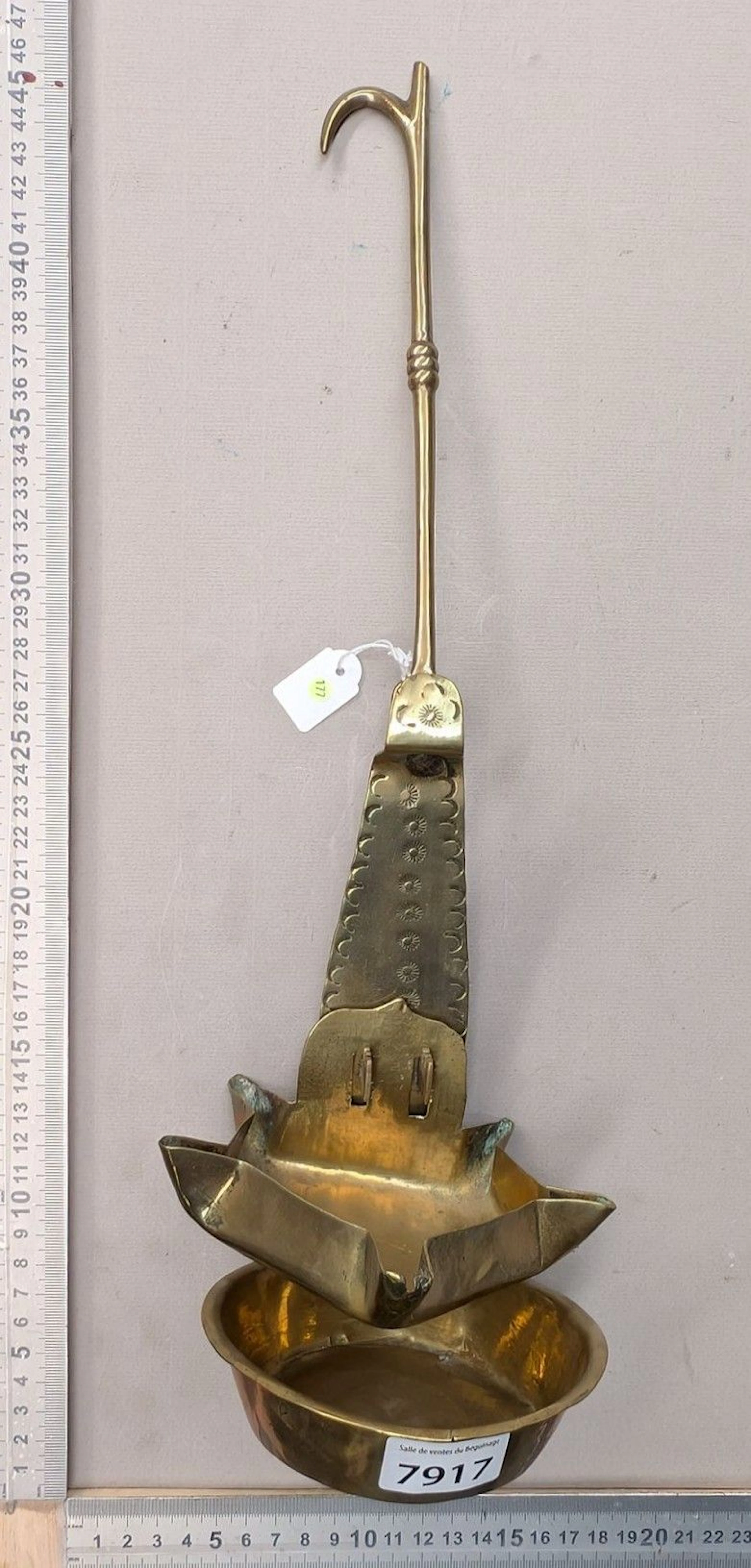 1 oil lamp, also known as a "chaleil"—see photos for dimensions and condition