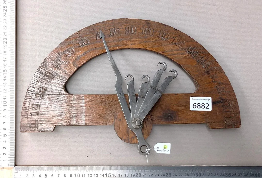 1 original protractor tool with system—see photos for dimensions and condition