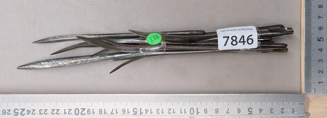 1 saddler's/shoemaker's needle—see photos for dimensions and condition