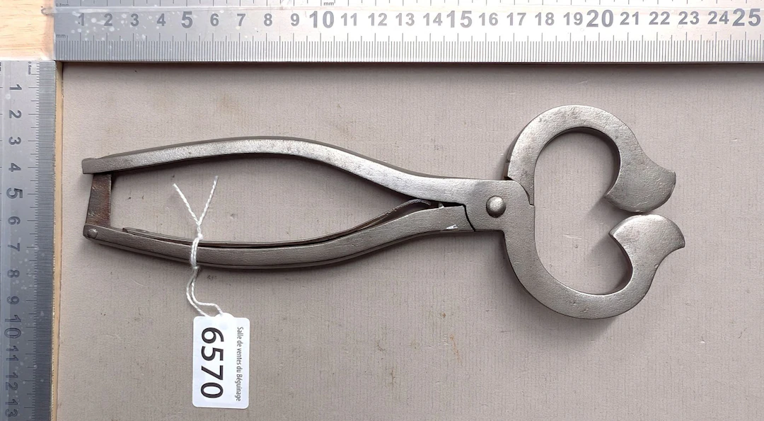 1 antique sugar tongs—see photos for dimensions and condition