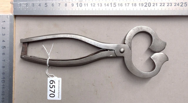 1 antique sugar tongs—see photos for dimensions and condition