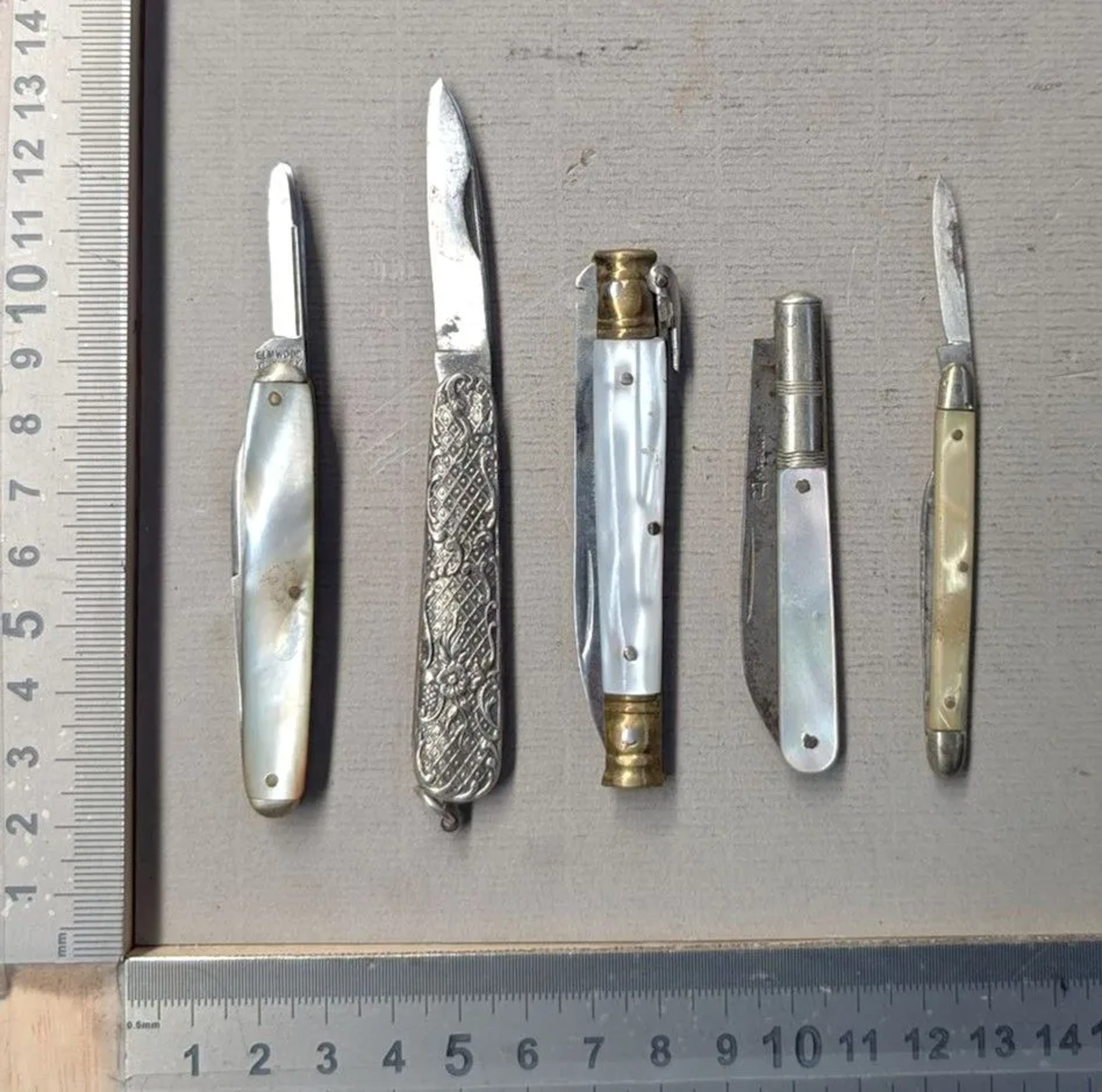 5 antique pocket knives—see photos for dimensions and condition