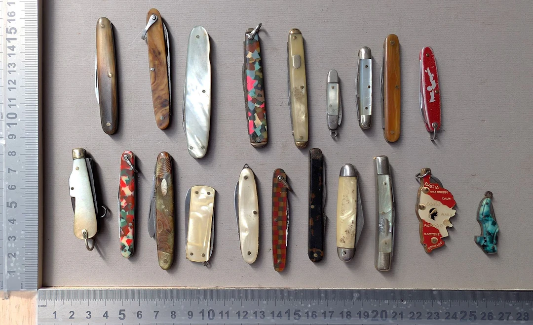 18 antique knives—see photos for dimensions and condition