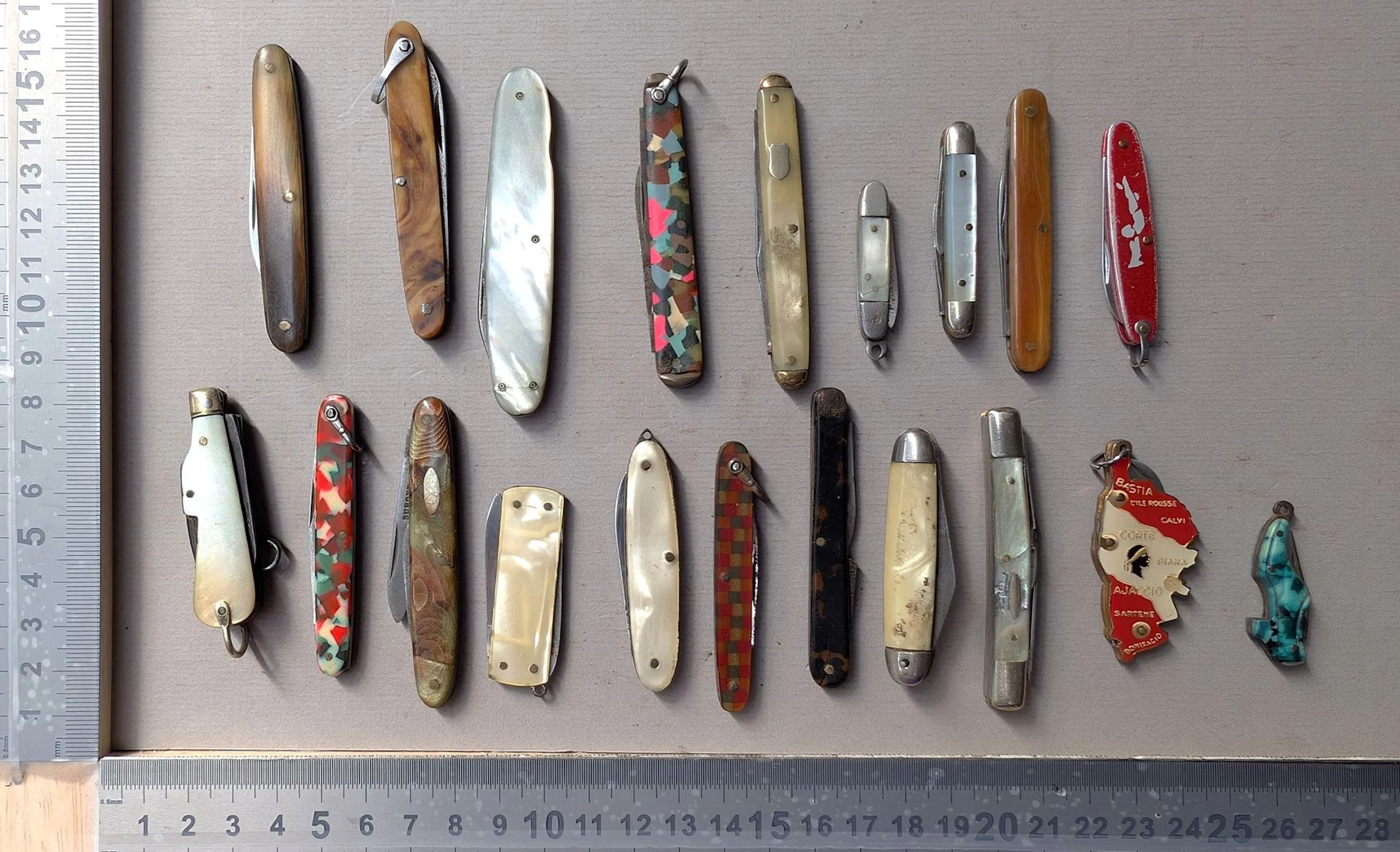18 antique knives—see photos for dimensions and condition