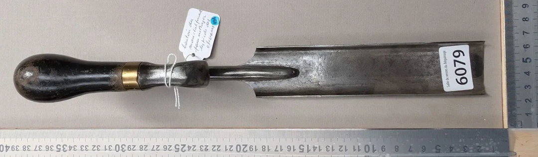 1 farrier's hoof pick for cleaning horses' hooves—see photos for dimensions