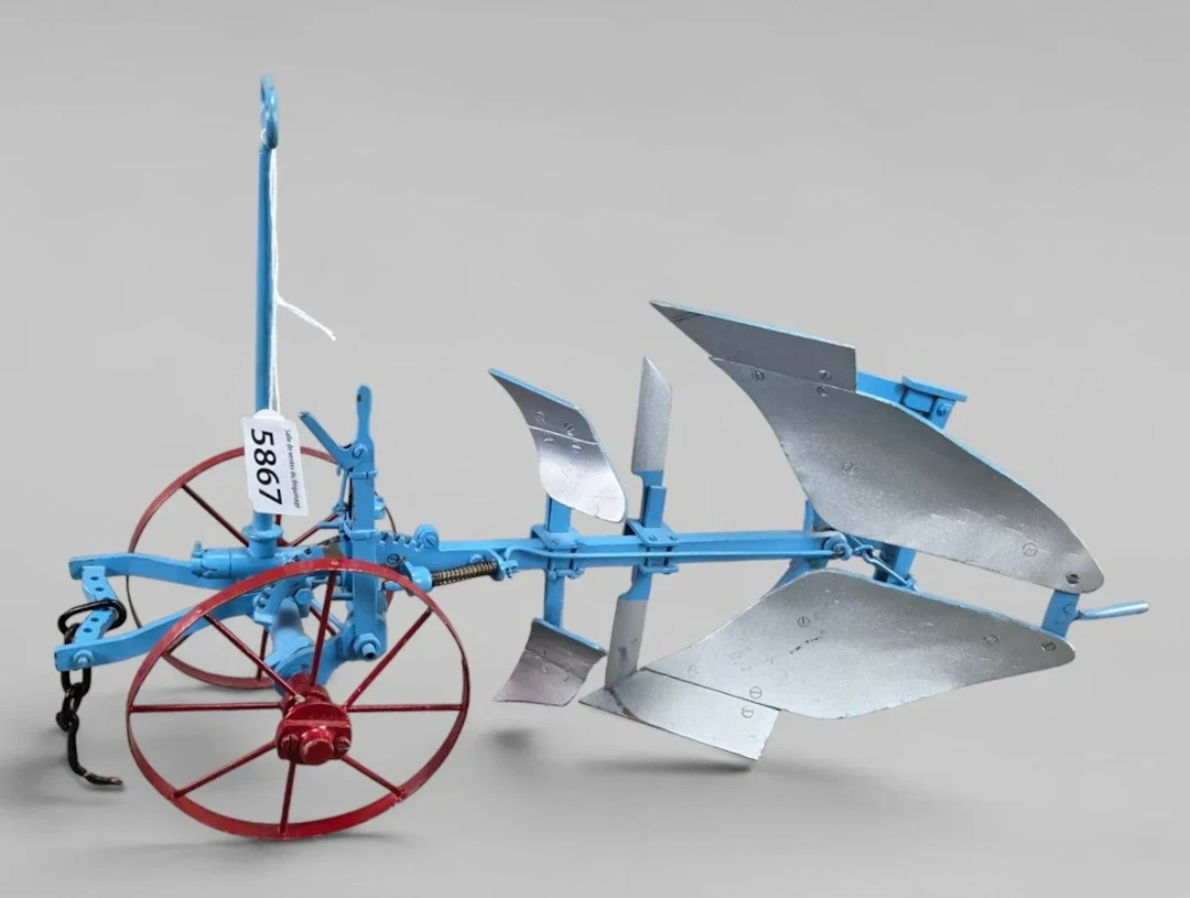 A model of an antique plow—40 cm—condition: see photos