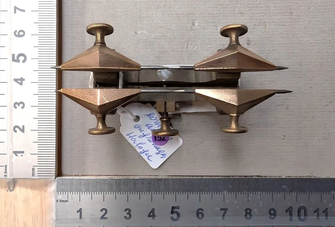 1 bronze watchmaker's compass—see photos for dimensions and condition