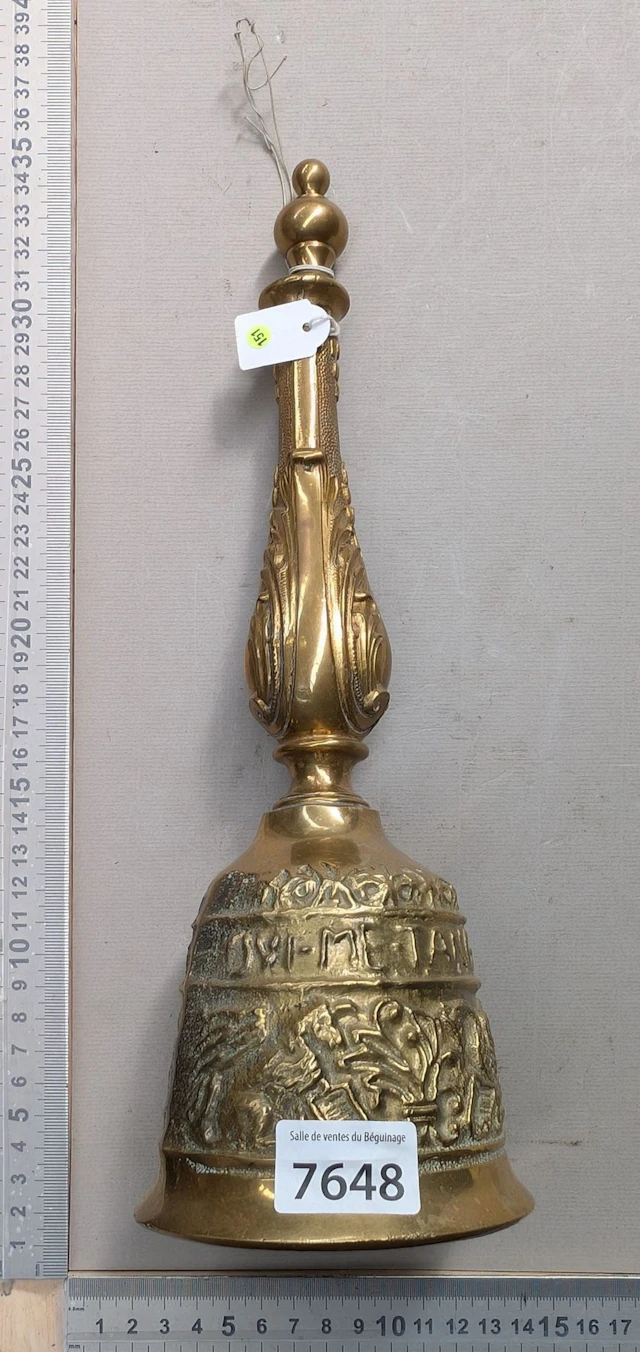 A very beautiful bronze bell—see photos for dimensions and condition