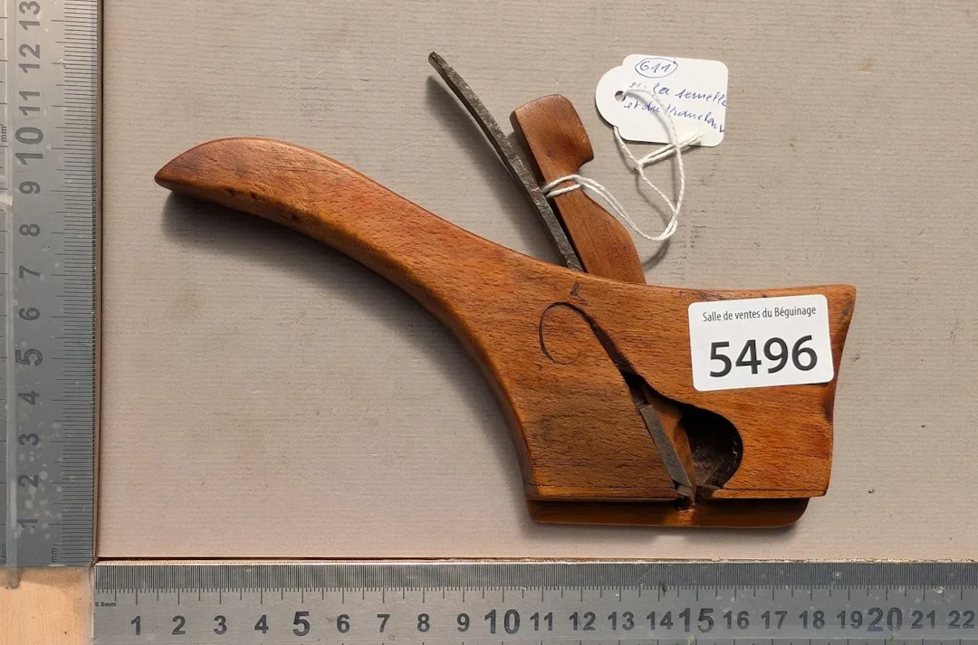 Small specialized plane for carved wood, with an unusual decorative