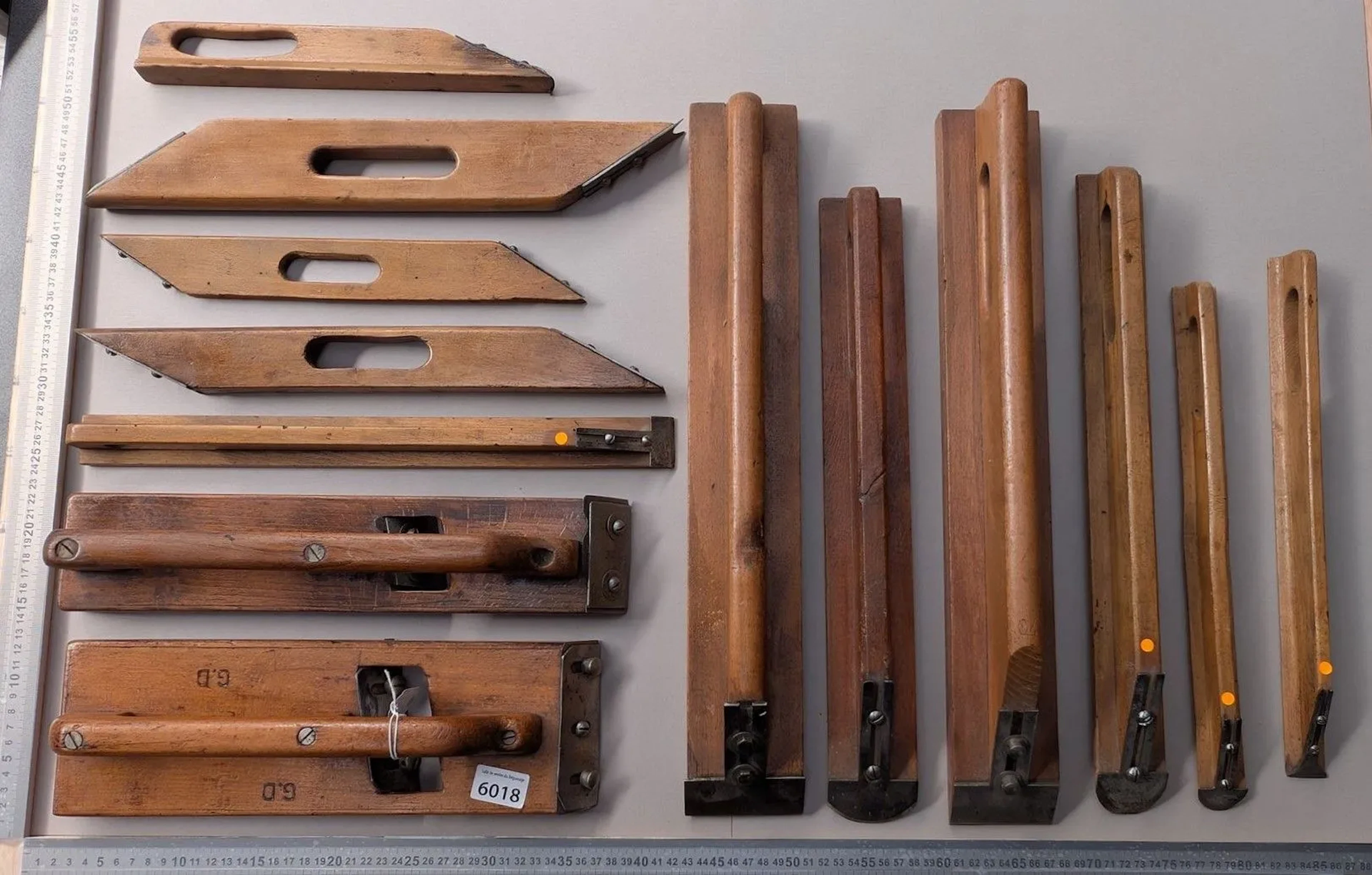 13-track ceiling-leveling tool—see photos for dimensions and condition