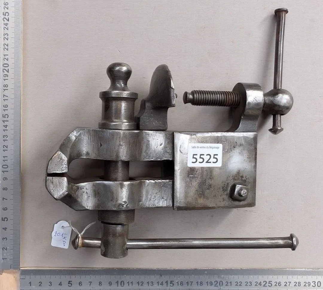 An old small vise—see photos for dimensions and condition