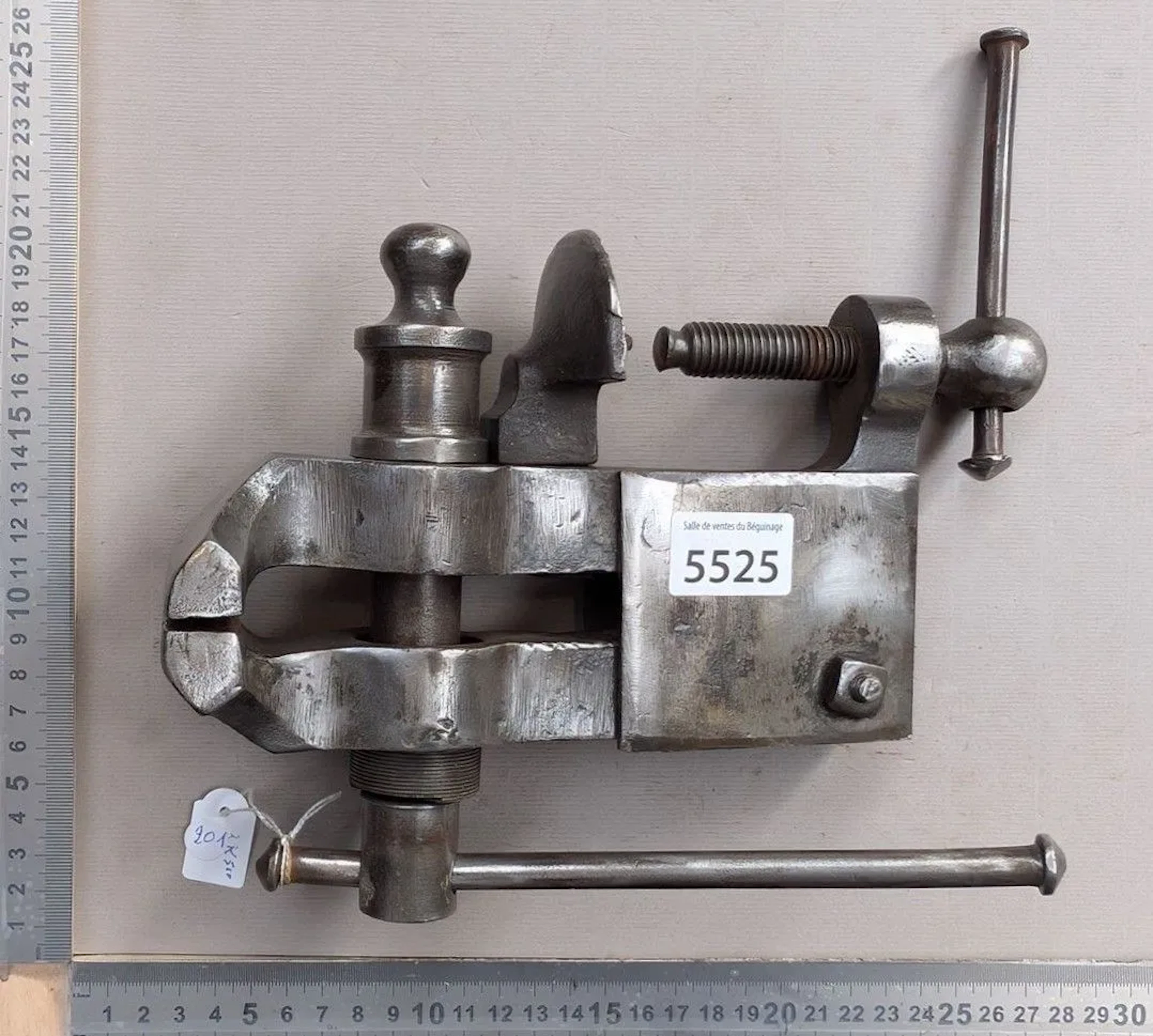 An old small vise—see photos for dimensions and condition
