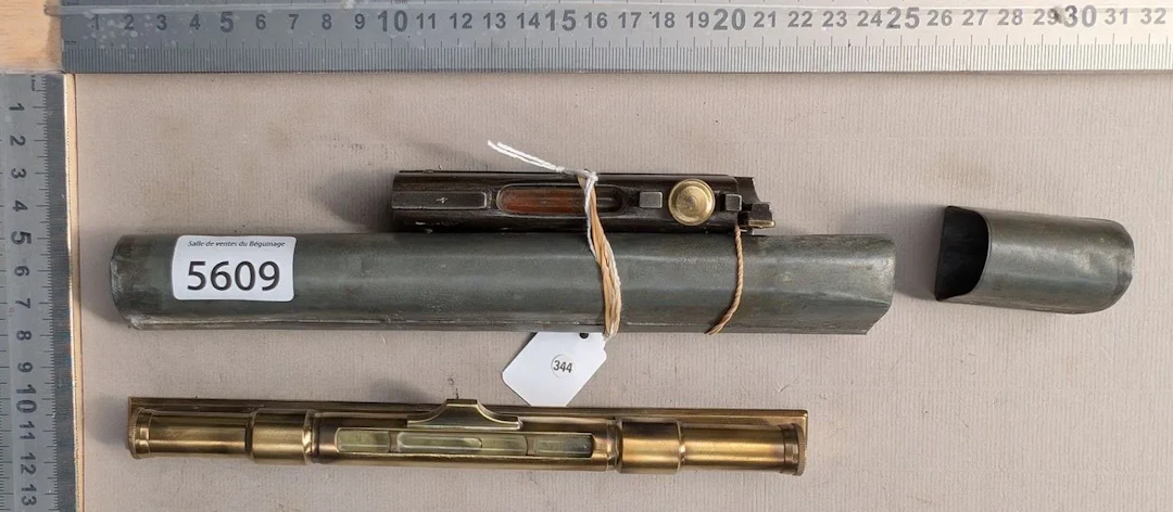 One cast-iron spirit level and one brass spirit level in its case—see
