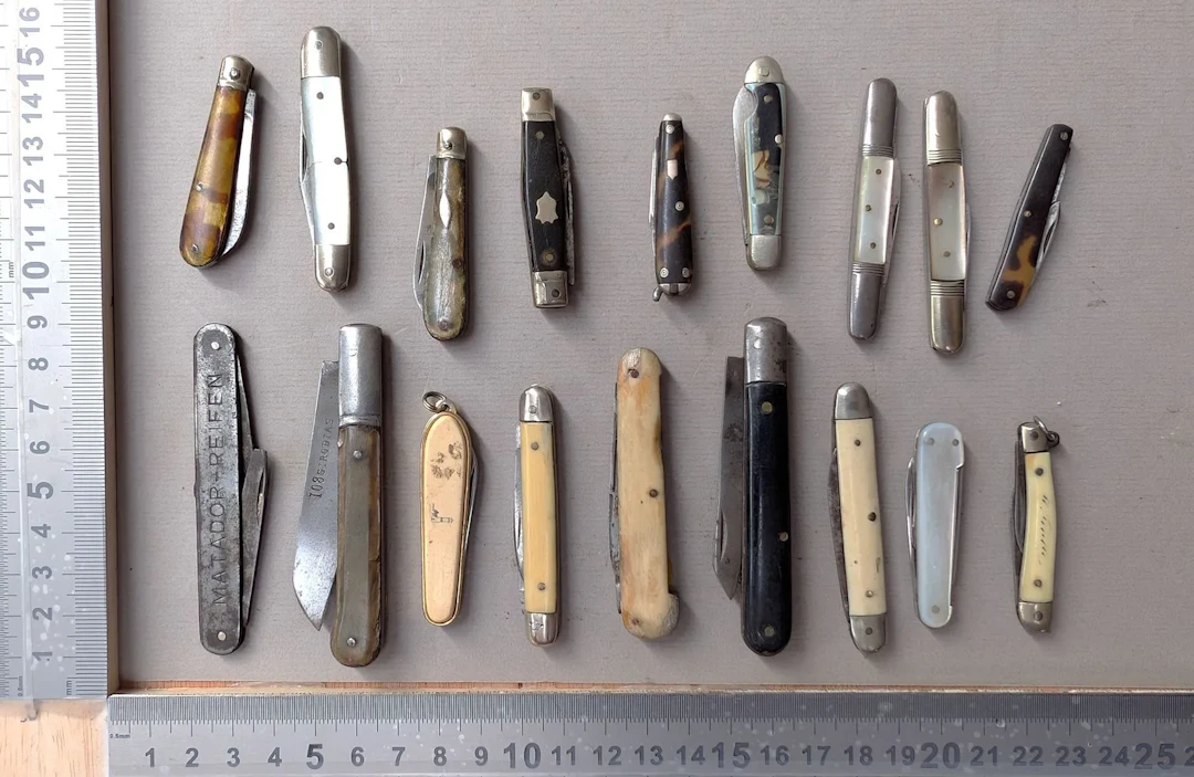 18 antique knives—see photos for dimensions and condition