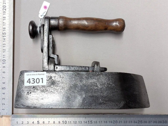 Antique iron - See photos for dimensions and condition