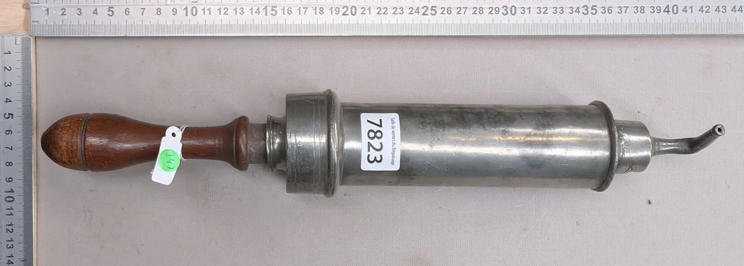1 antique enema syringe - See photos for dimensions and condition
