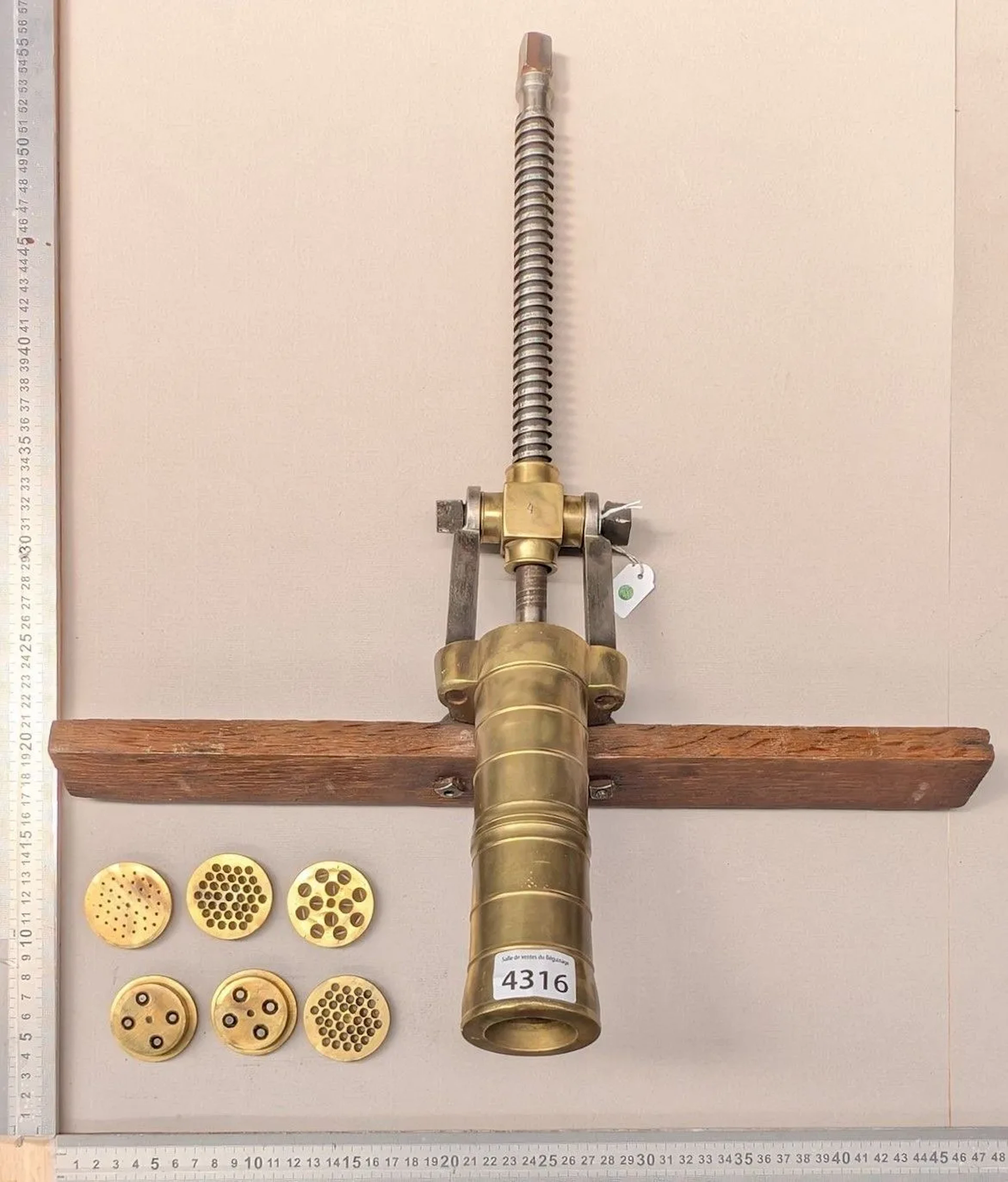 Spaghetti-making machine - See photos for dimensions and condition