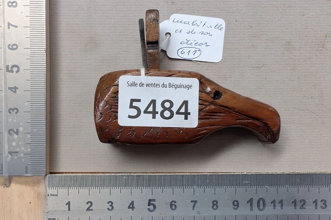 Antique 19th-century bodywork plane; the exact profile of the cutting