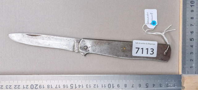 Vintage metal pocket knife with 1 blade—see photos for dimensions and condition