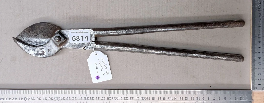 1 pair of vine pruning shears—see photos for dimensions and condition