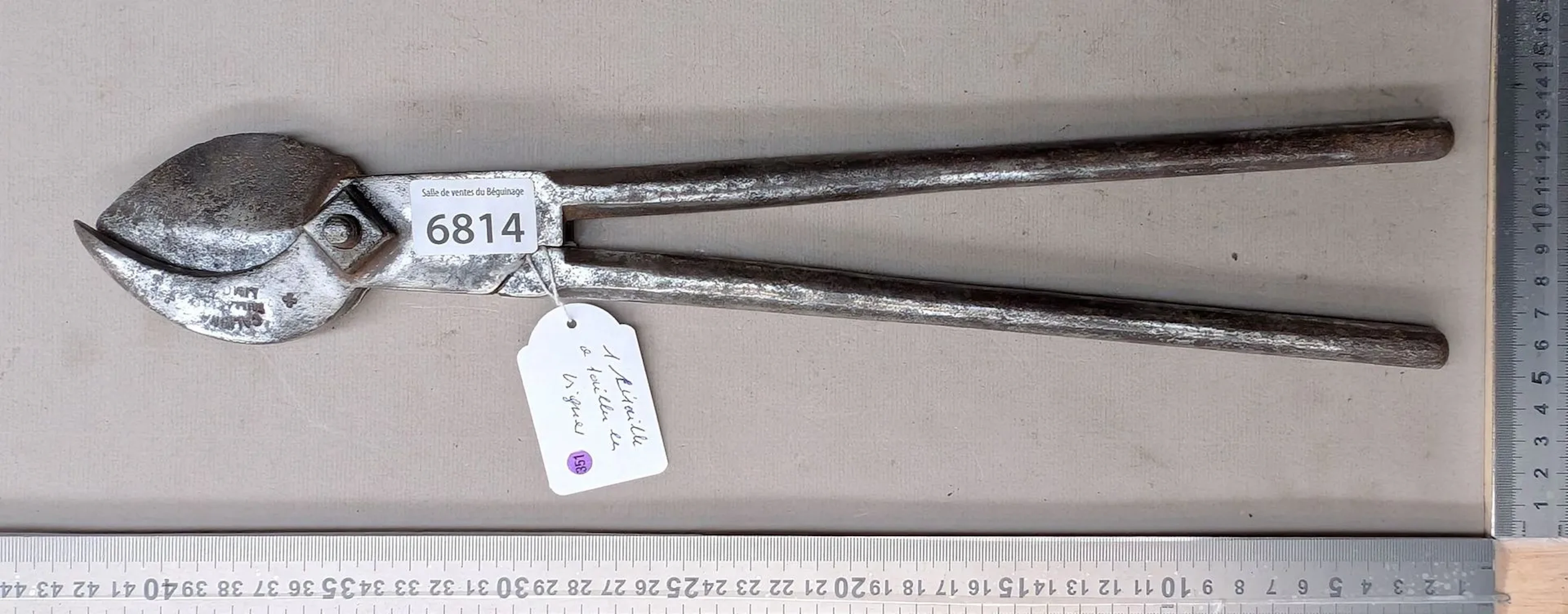 1 pair of vine pruning shears—see photos for dimensions and condition