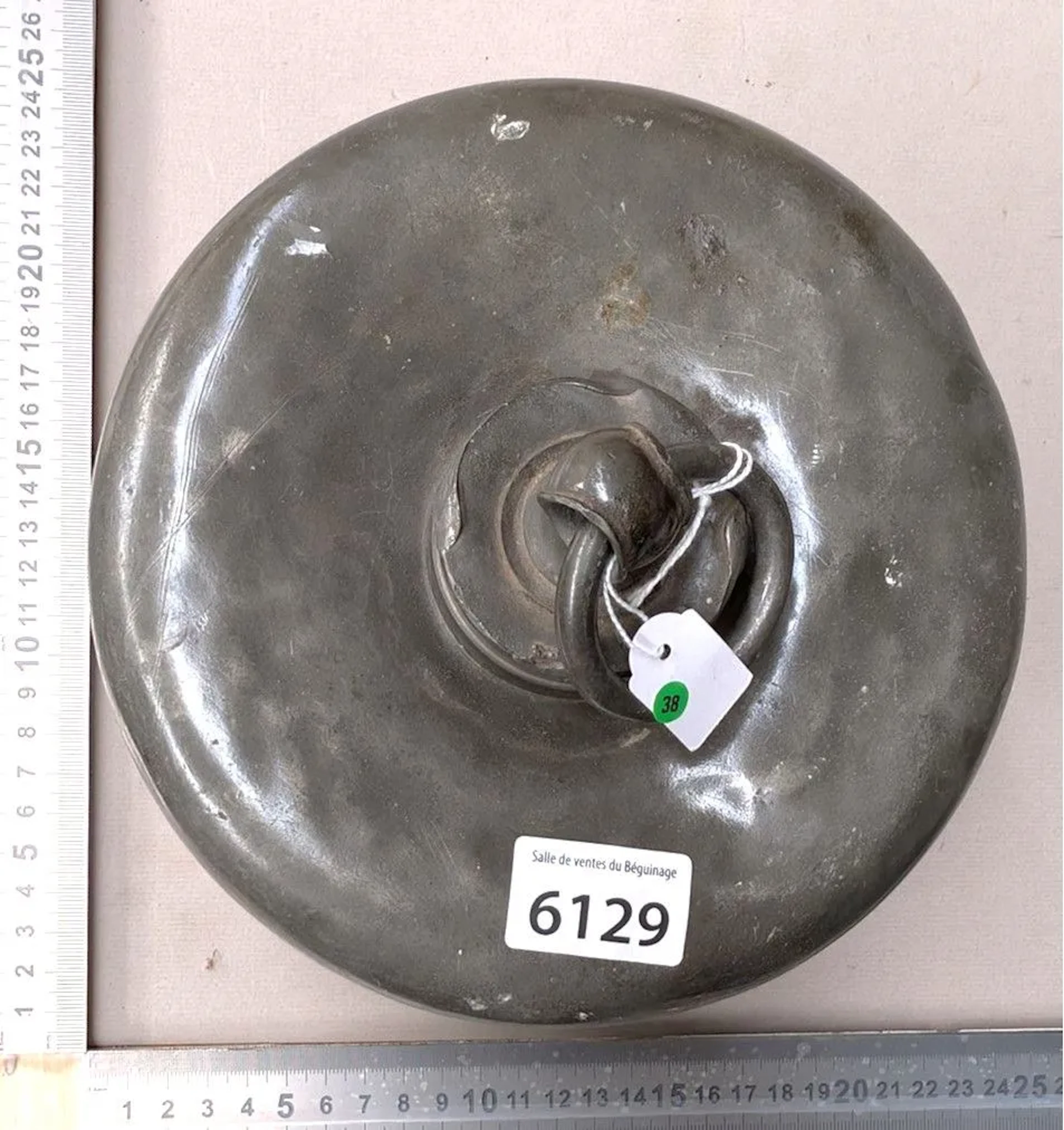 1 antique pewter hot water bottle—see photos for dimensions and condition