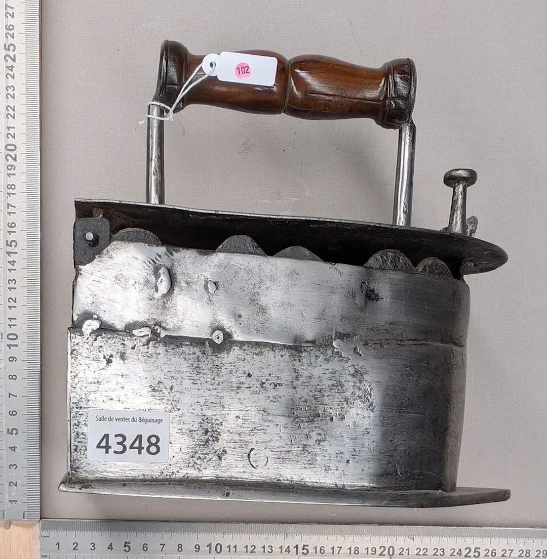 Antique iron - See photos for dimensions and condition