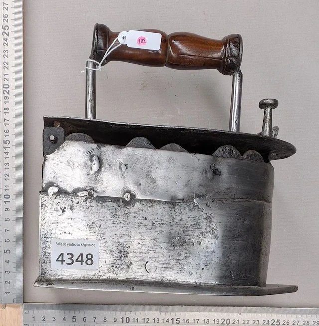 Antique iron - See photos for dimensions and condition