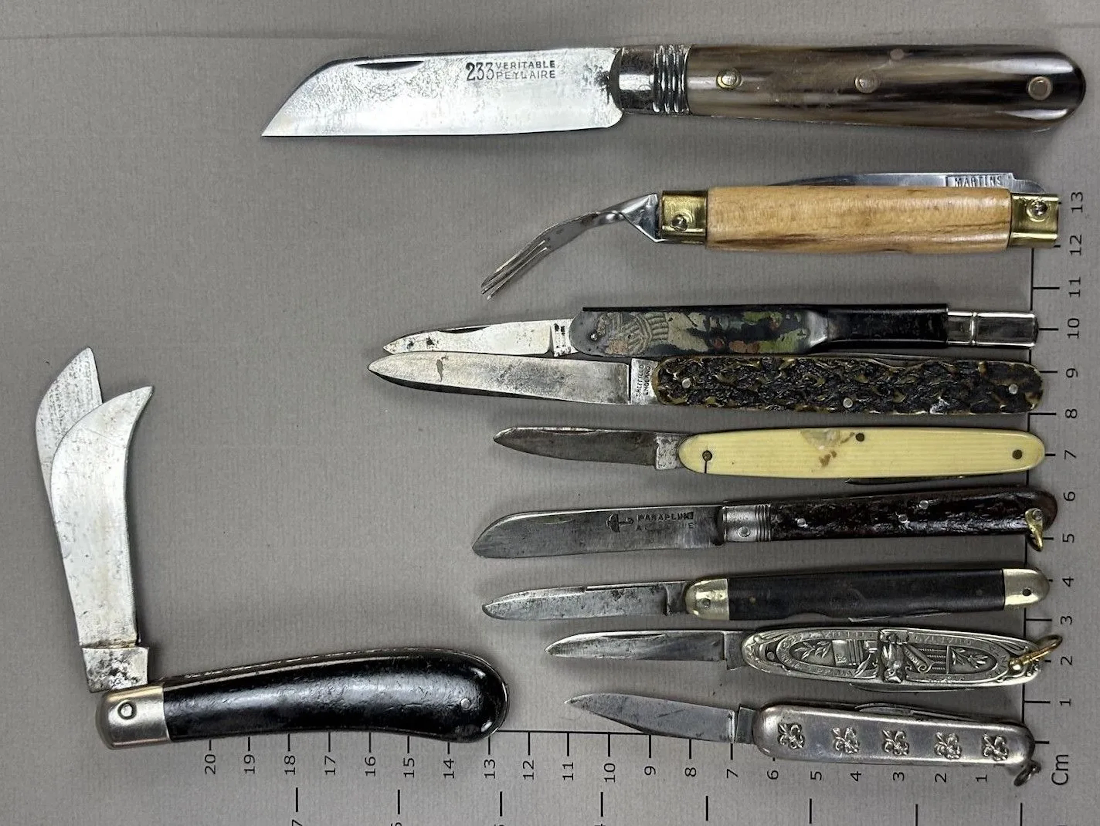 Set of antique knives or pocket knives—see photos for dimensions and condition