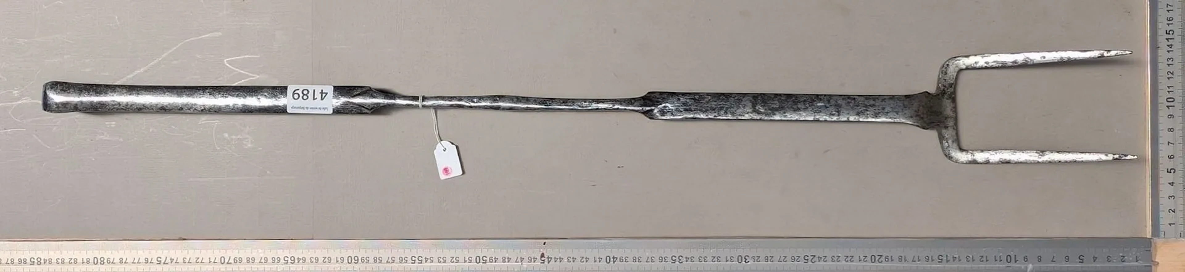 Antique kitchen utensil and fireplace - See photos for dimensions and condition