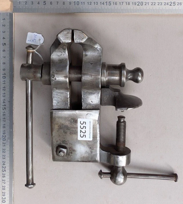 An old small vise—see photos for dimensions and condition
