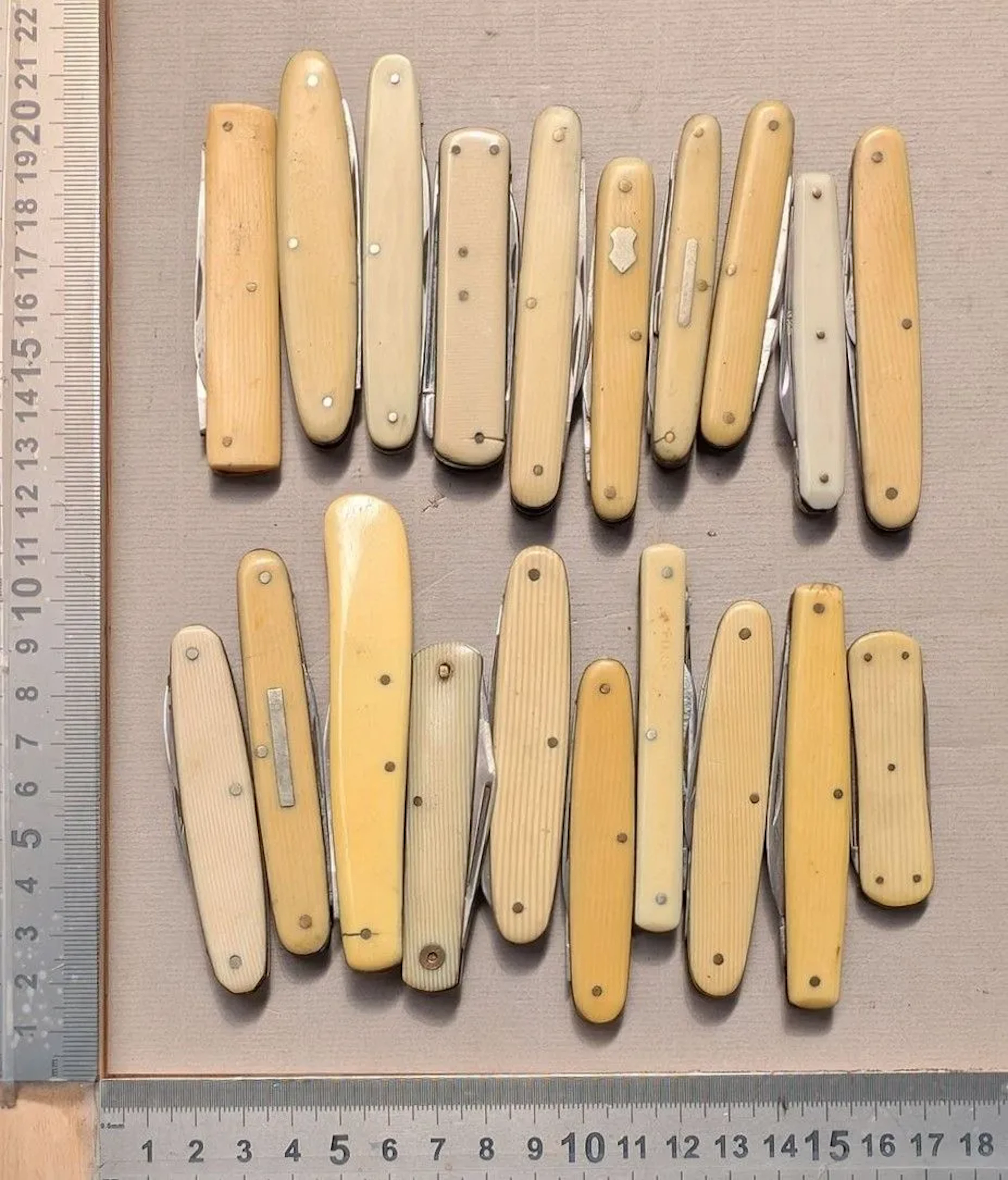 Set of 20 antique pocket knives, 1870–1930—See photos for dimensions