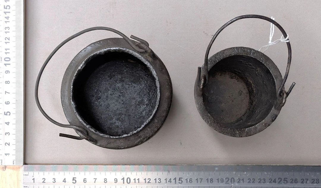 1 old glue jar—see photos for dimensions and condition