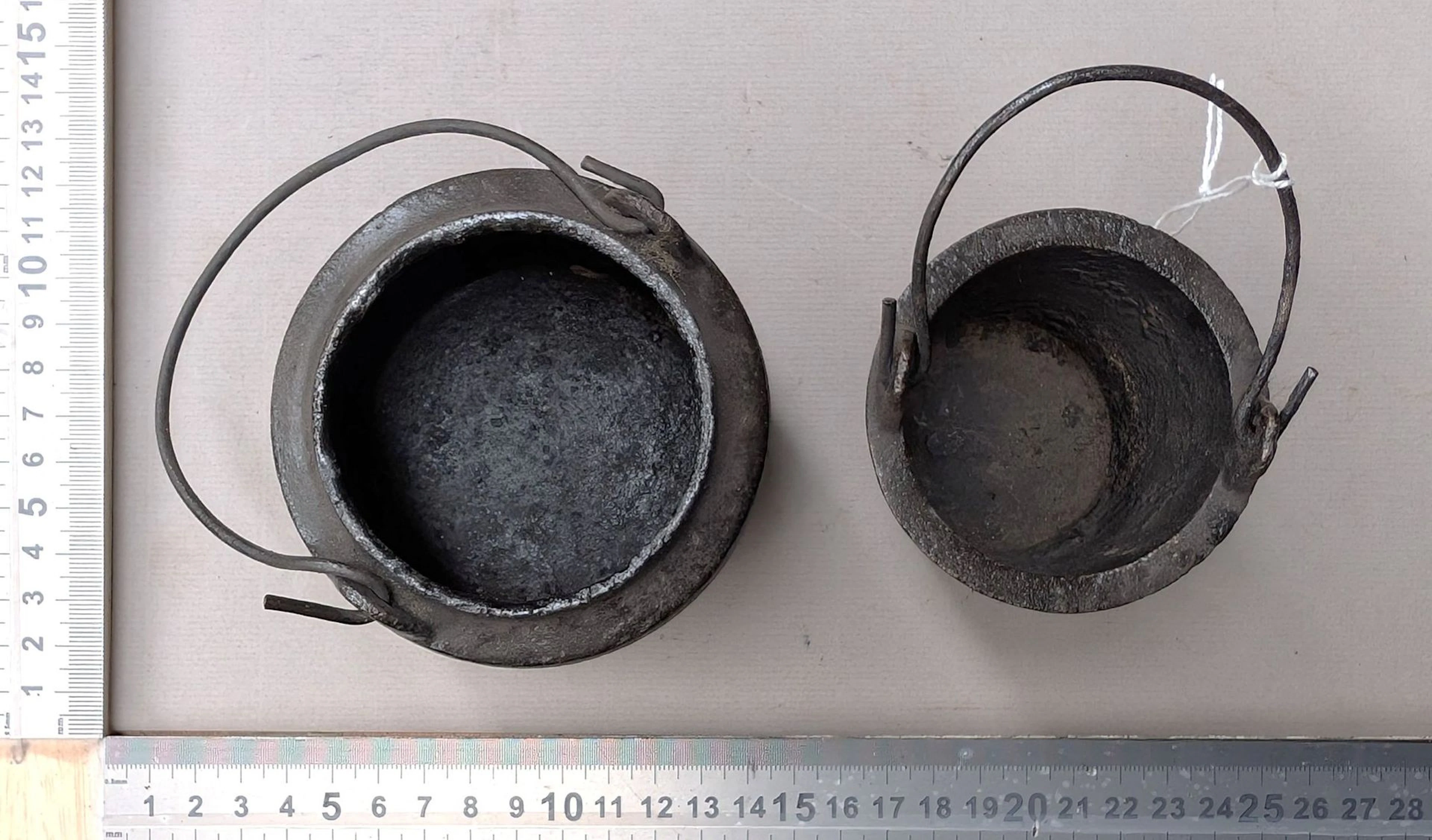 1 old glue jar—see photos for dimensions and condition