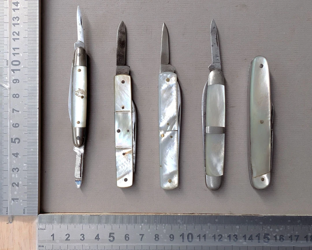 5 antique pocket knives—see photos for dimensions and condition