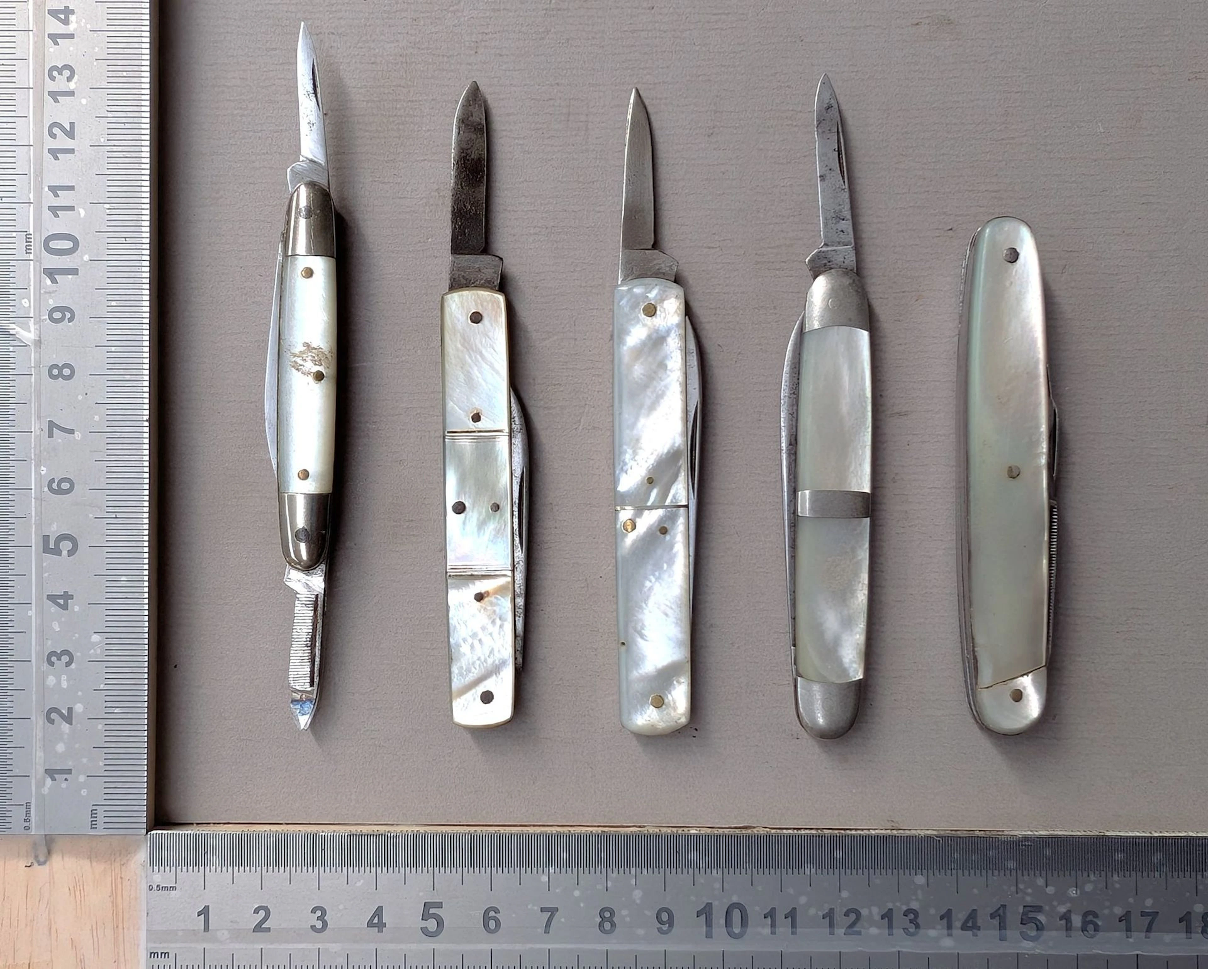 5 antique pocket knives—see photos for dimensions and condition
