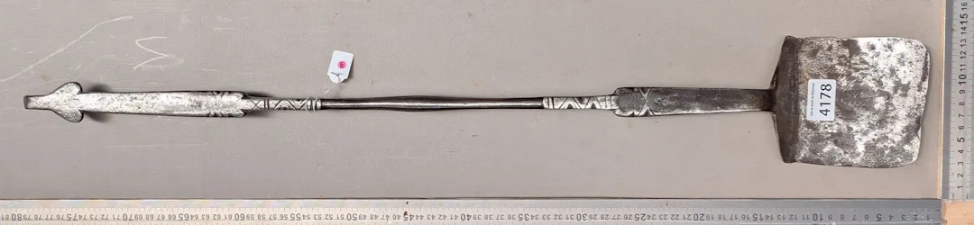 Antique kitchen utensil and fireplace - See photos for dimensions and condition