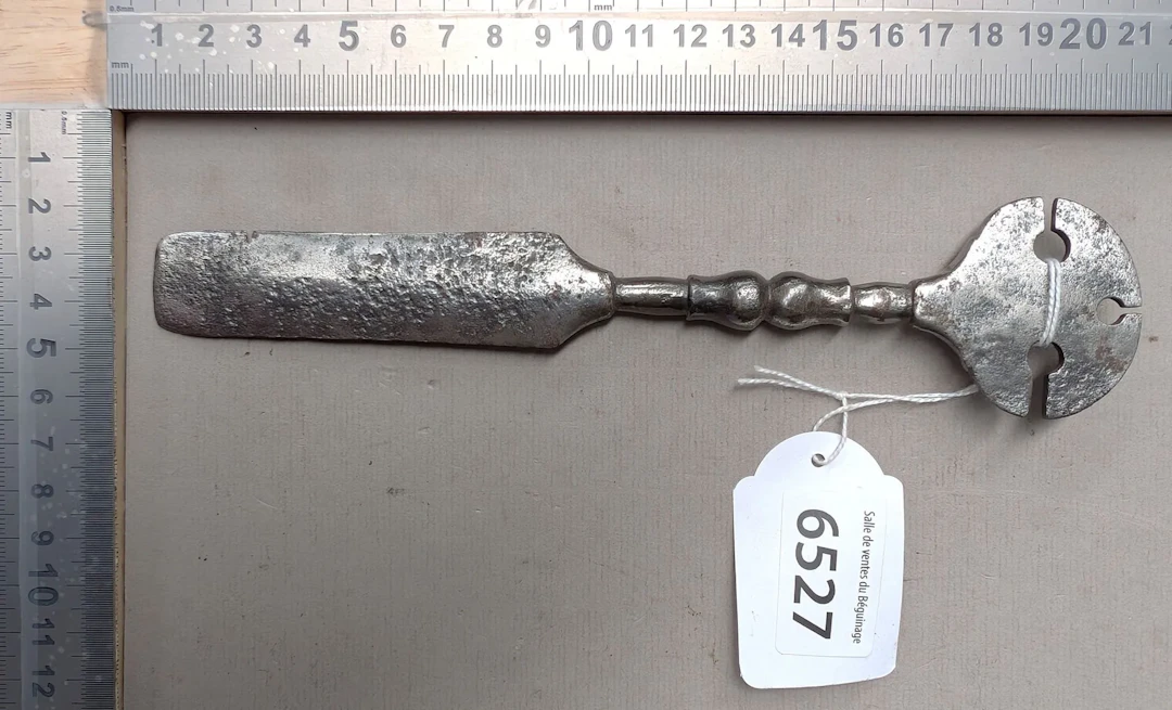 18th-century forged carpenter's level - See photos for dimensions and condition