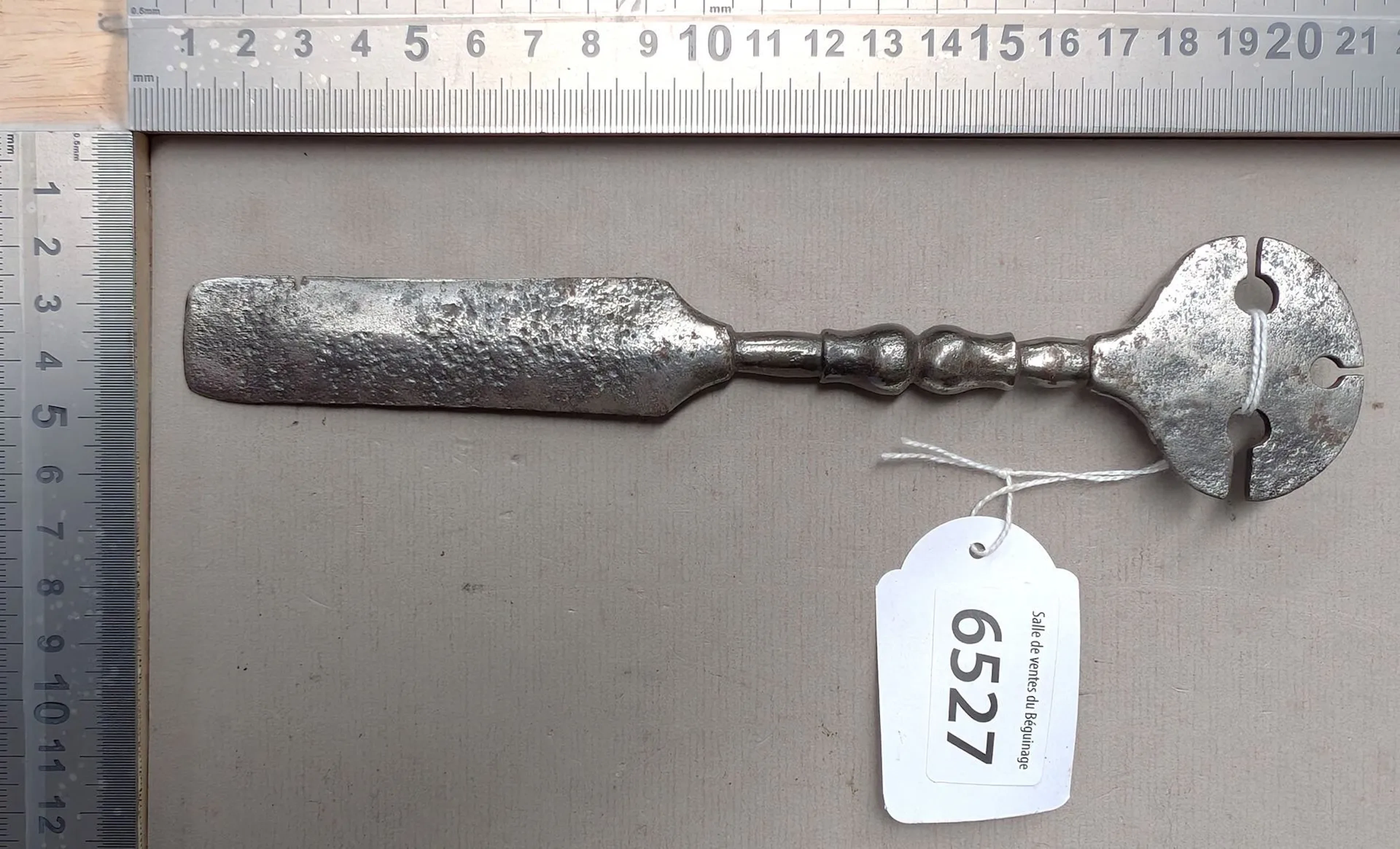 18th-century forged carpenter's level - See photos for dimensions and condition
