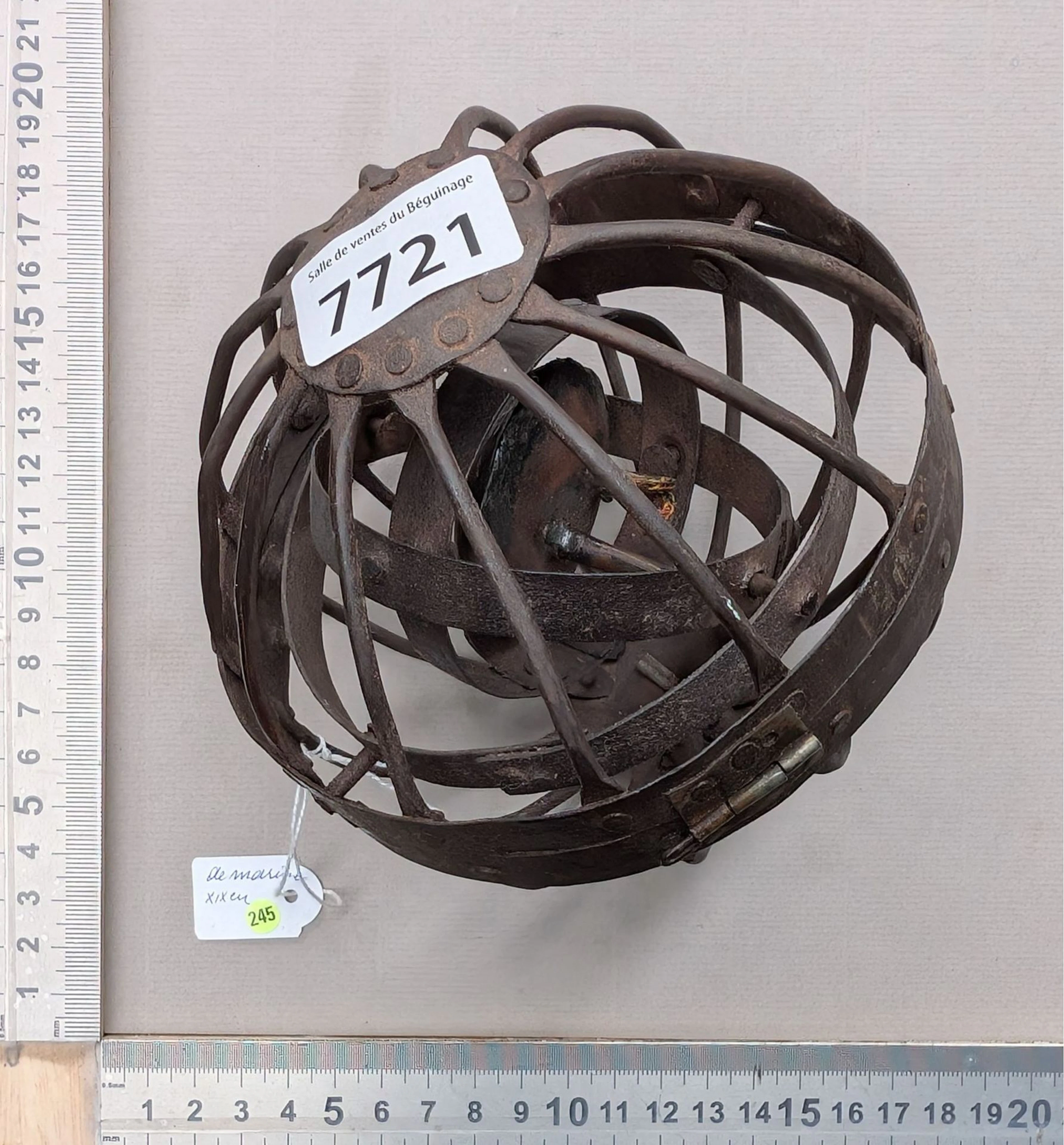 1 antique gyroscopic ship's lantern—see photos for dimensions and condition