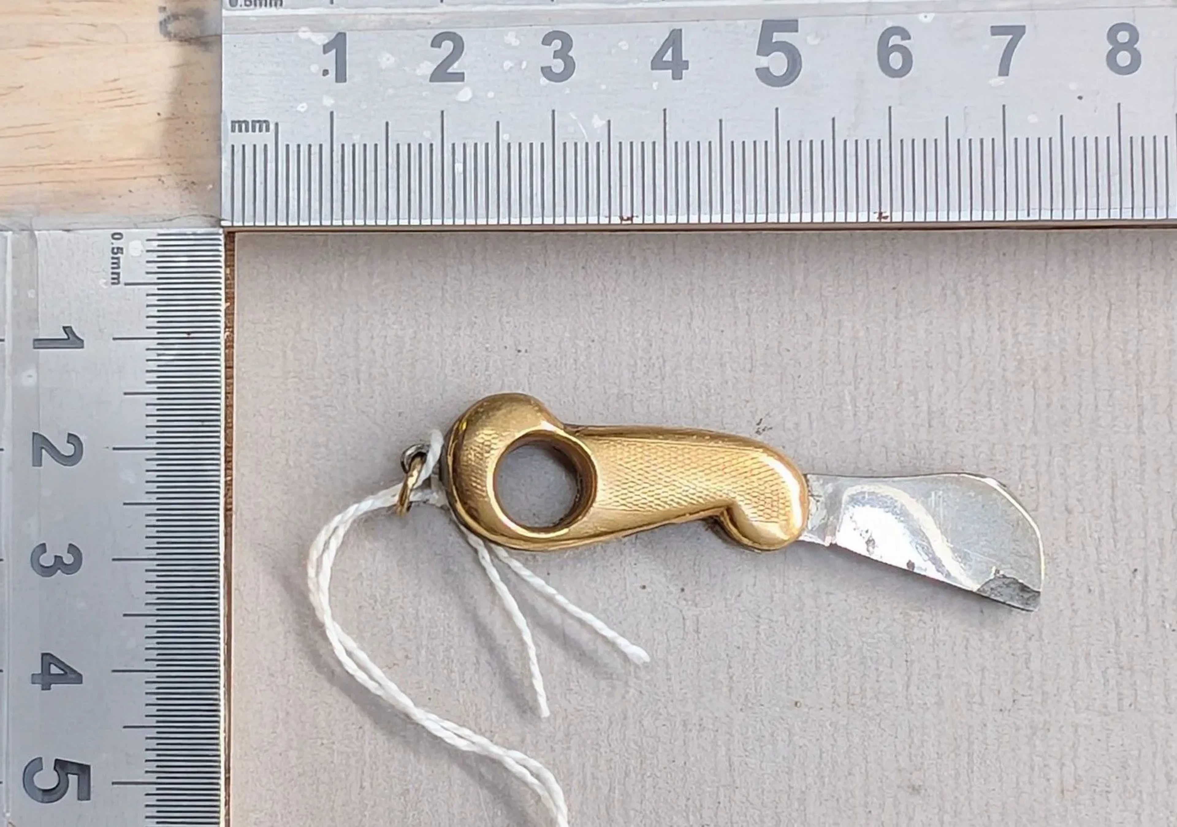 1 mini gold knife? - See photos for dimensions and condition