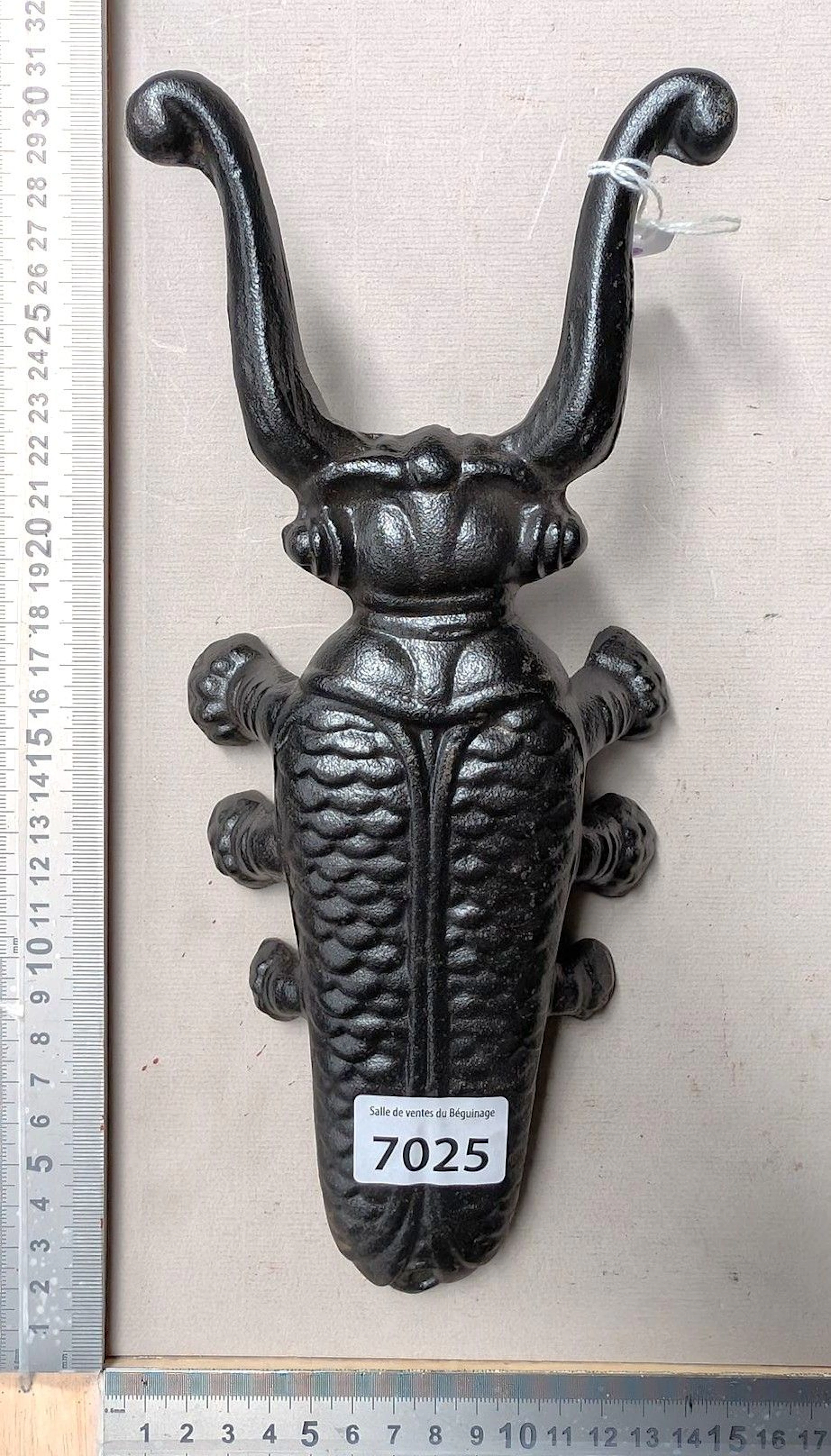 1 antique boot with bee design - See photos for dimensions and condition