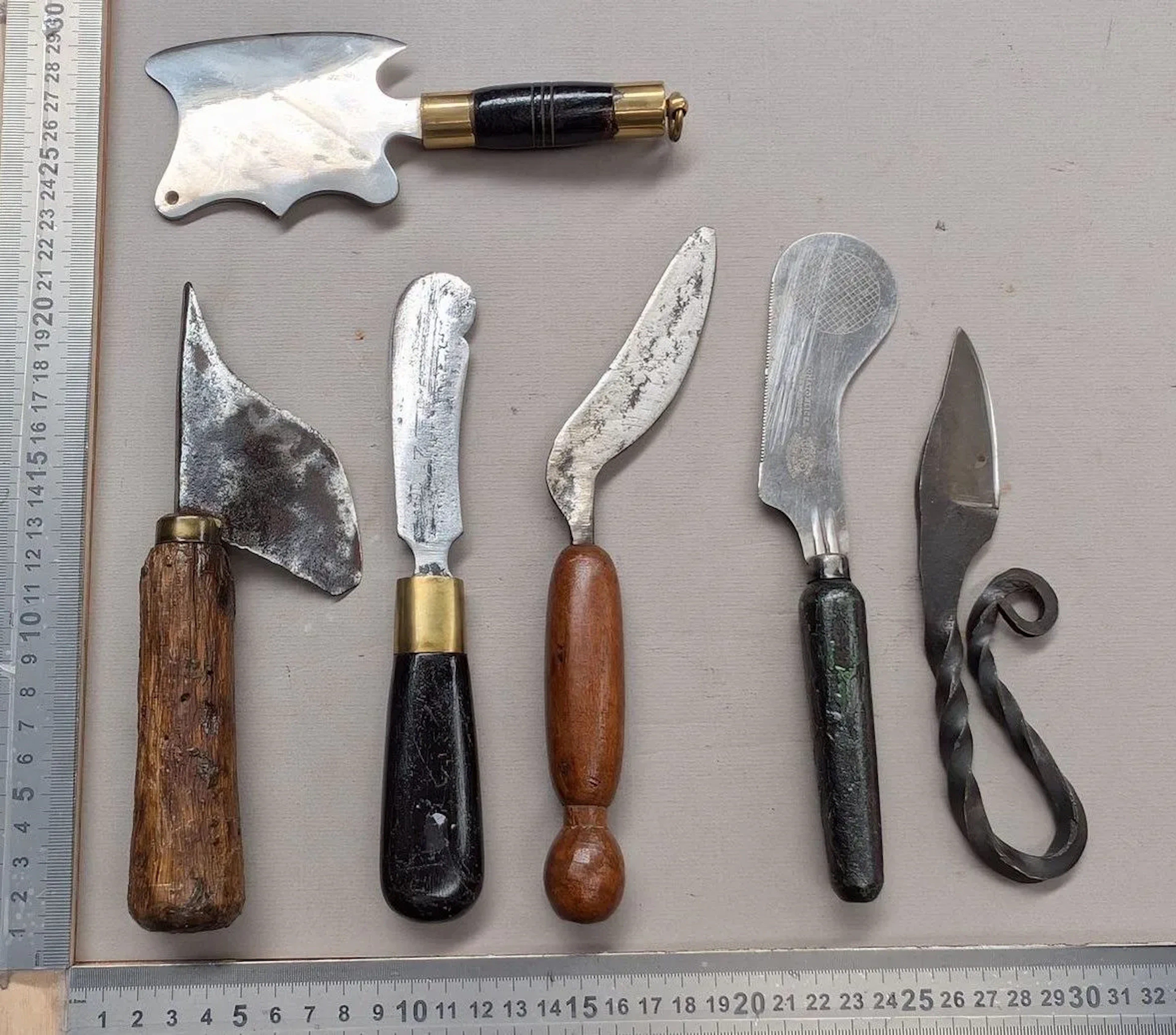 Set of antique knives or pocket knives—see photos for dimensions and condition
