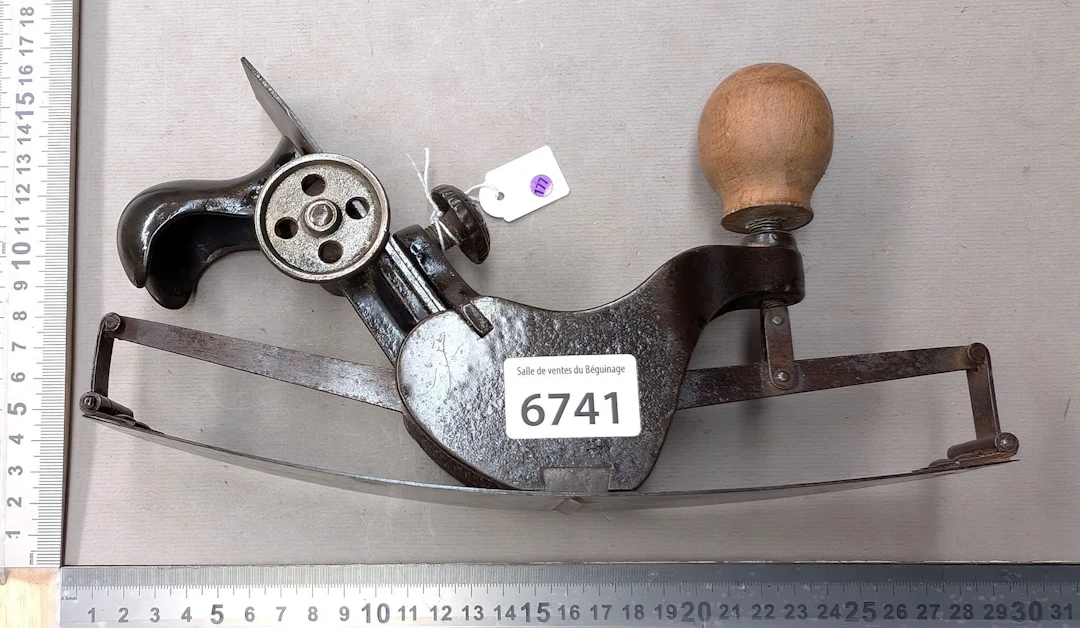 1 very old metal plane—see photos for dimensions and condition