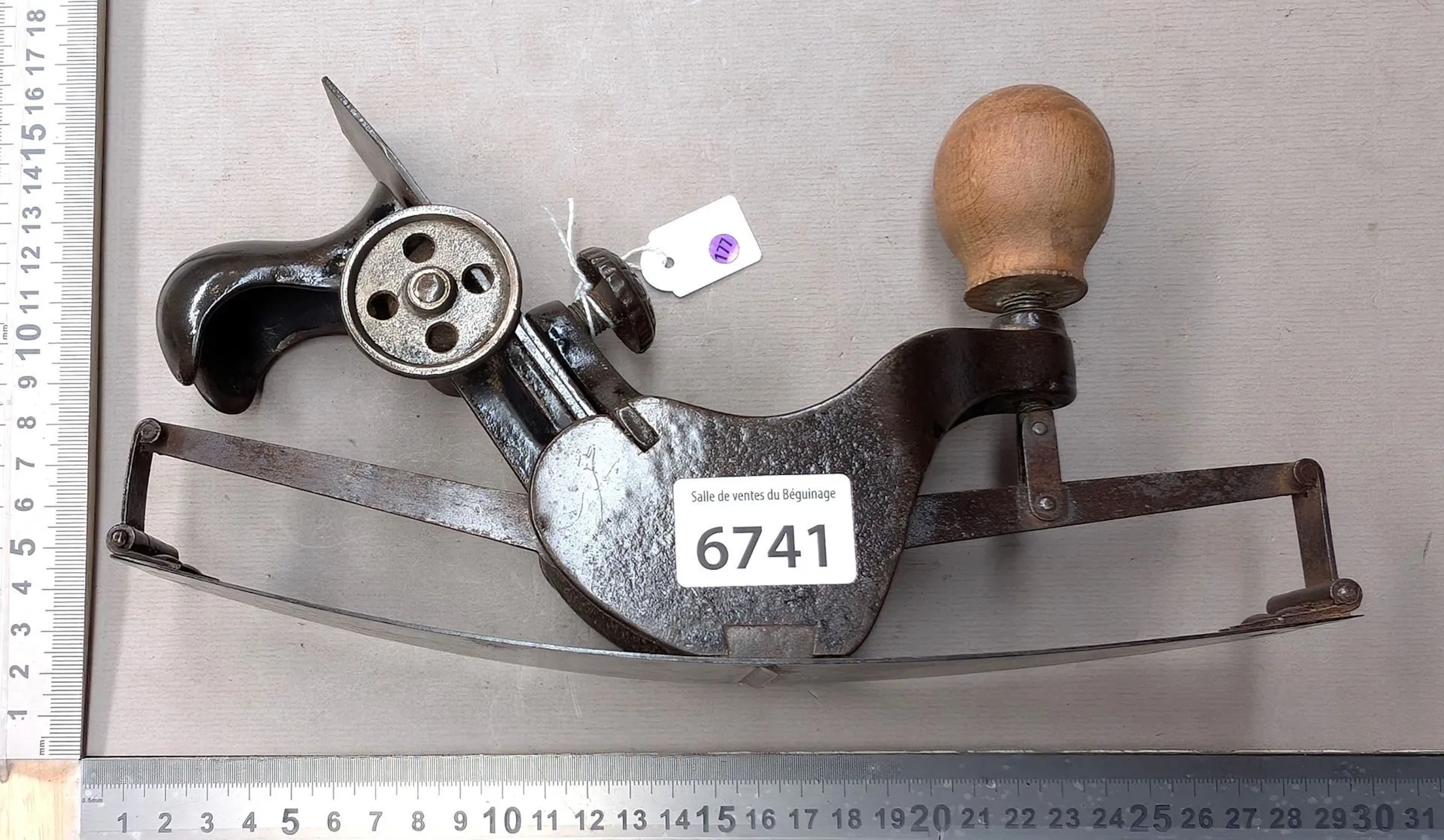 1 very old metal plane—see photos for dimensions and condition