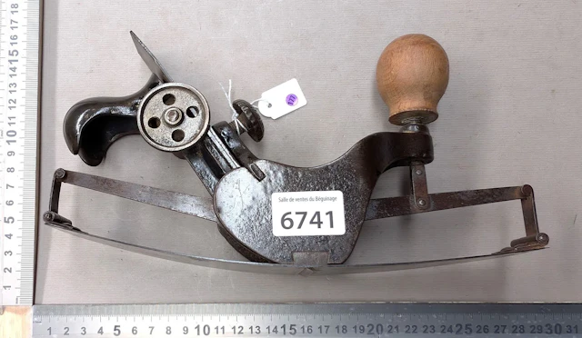 1 very old metal plane—see photos for dimensions and condition